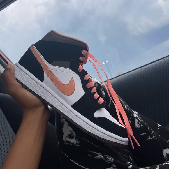 Air Jordan 1 Mid SE ‘Peach Mocha’ size 7 W - Picture 1 of 5